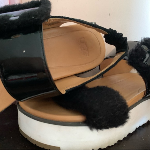 Ugg size 7 sandals - Picture 3 of 4